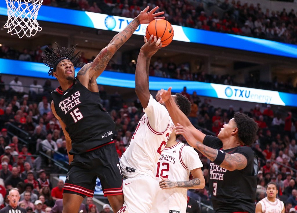 Queens University vs Arkansas Picks & Predictions for Tuesday December 16 2025